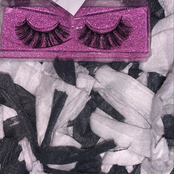 Lashes - Picture 5 of 7